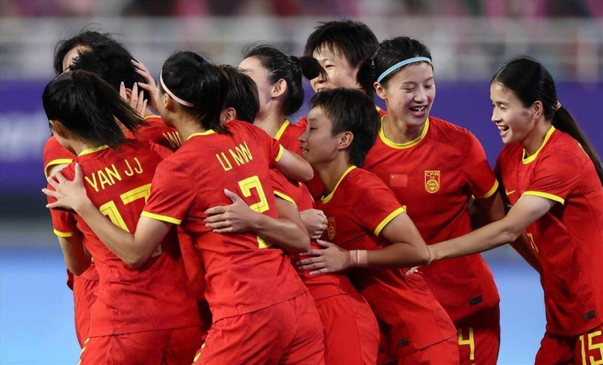 中国女足队员许某在比赛中射入绝杀球队